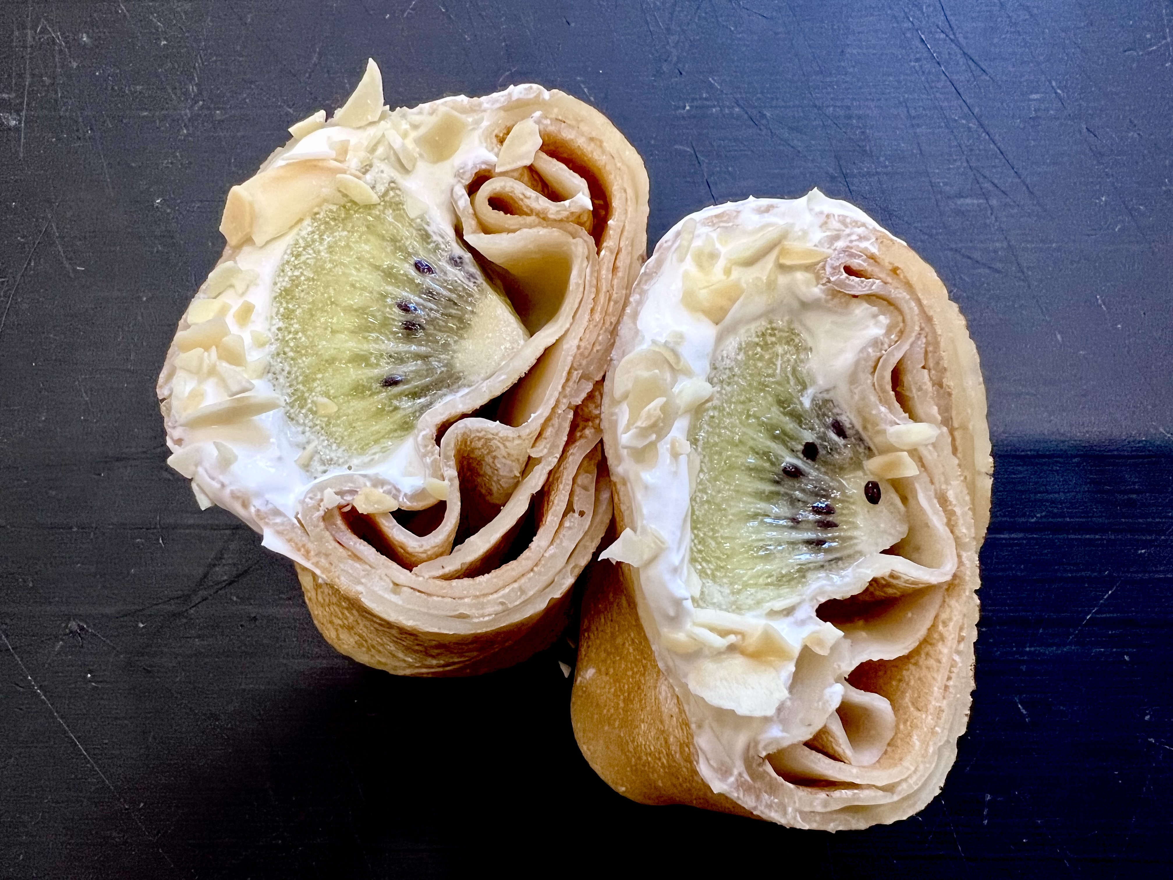 キウイとアーモンドのヨーグルトクリーム